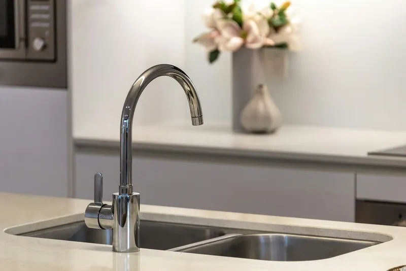 Chrome faucet over a double kitchen sink